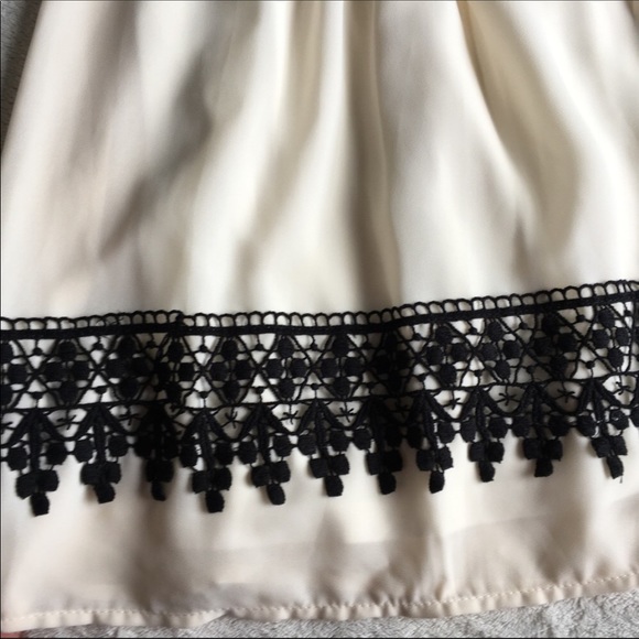 {REWIND} Black Lace Trimmed Overlay Empire - Picture 2 of 7